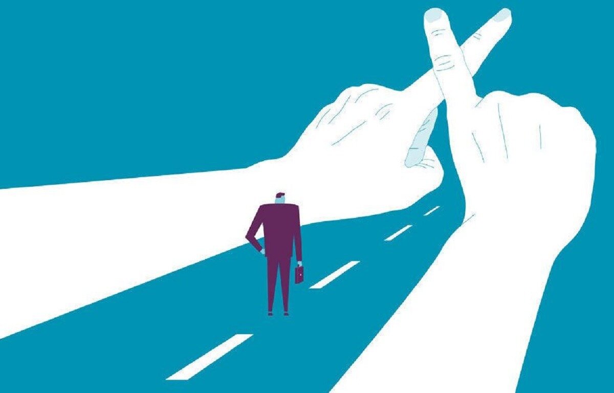 человек перепрыгивает барьер. достижение цели. чинить препятствия. барьер препятствие. чинить препятствия.