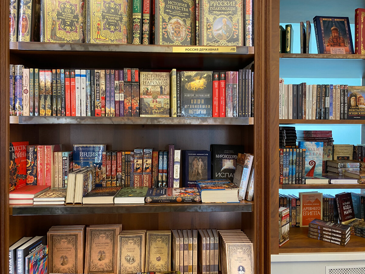 Дешевый книжный. Книжный магазин Достоевский. Магазин Достоевский Москва. Лучший книжный магазин в Самаре.