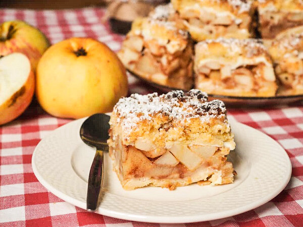 Этот простой пирог с яблоками по силам приготовить любой начинающей хозяйке. Его отличает большой слой яблочной начинки, окруженный сверху и снизу тонким слоем нежного хрупкого песочного теста.