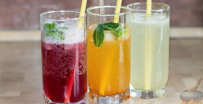 Предлагаю три рецепта освежающего домашнего лимонада из лимона и апельсина, лайма и имбиря, клубники и ревеня, с мятой или базиликом. Попробуйте приготовить концентрированные сиропы, а потом разбавляйте их водой с газом или без газа.