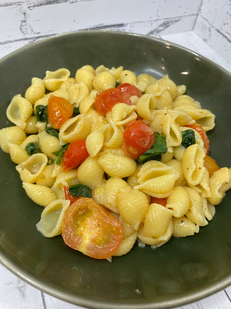 Макароны с помидорами и шпинатом.