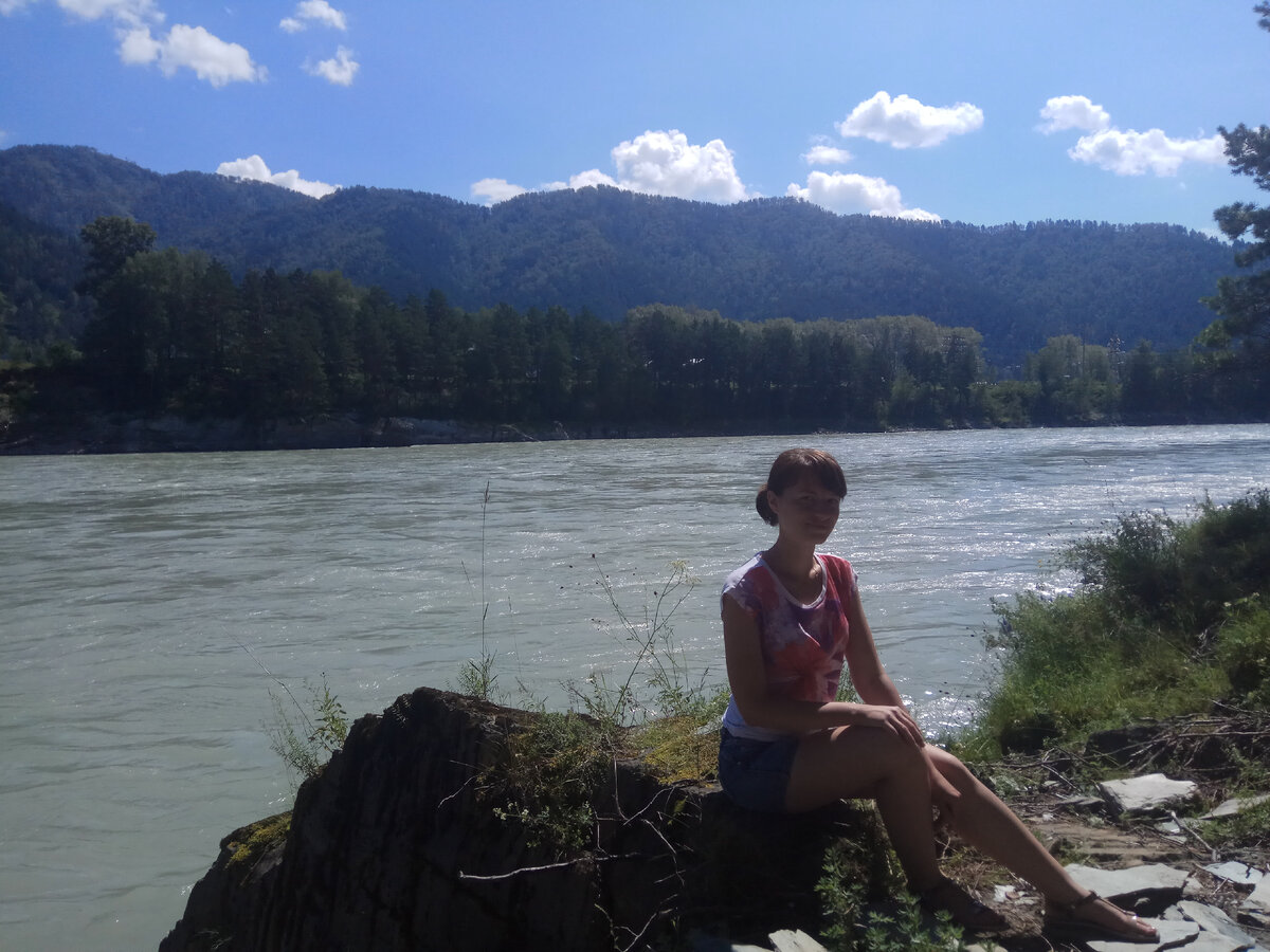 Горы и река. На фото - автор, примерно шестилетней давности 