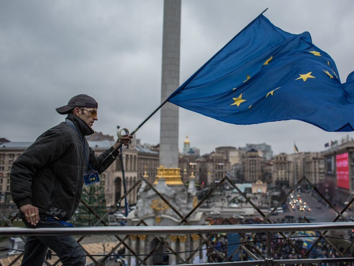    Человек с флагом Евросоюза на площади Независимости в Киеве© РИА Новости / Андрей Стенин