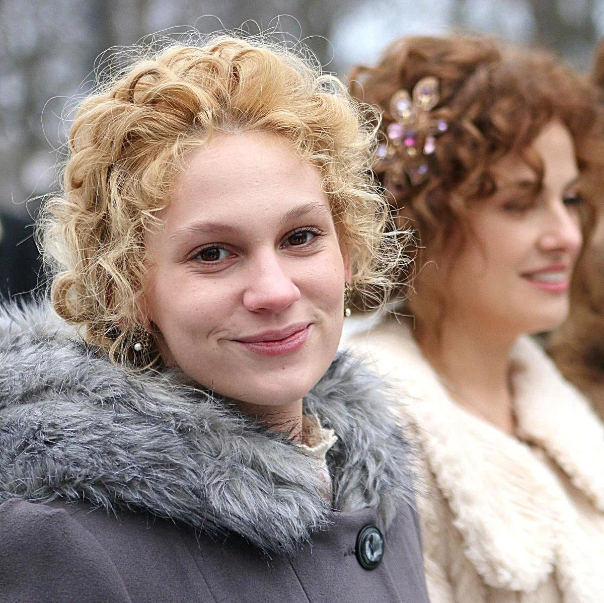 Фарах Зейнеп Абдуллах (Александра Верженская) и Седа Гювен (Валентина Верженская)