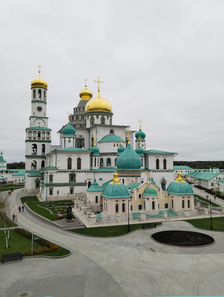 Вид главного храма с монастырской стены.