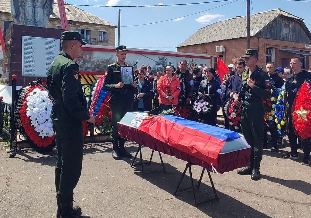    В Кваркенском районе простились с мобилизованным Дмитрием Семеновым, погибшим в ходе СВО