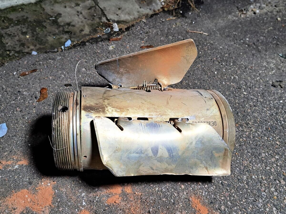    Фрагмент снаряда, найденный после ночного обстрела ВСУ Ворошиловского района Донецка© РИА Новости / Сергей Батурин