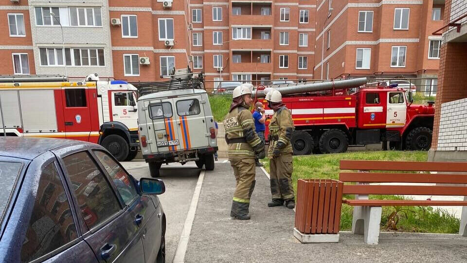     В Кировском районе Волгограда произошел взрыв с возгоранием в одном из квартир в ЖК «Колизей». Причина инцидента пока выясняются. На месте работают экстренные службы, сообщили местные жители.