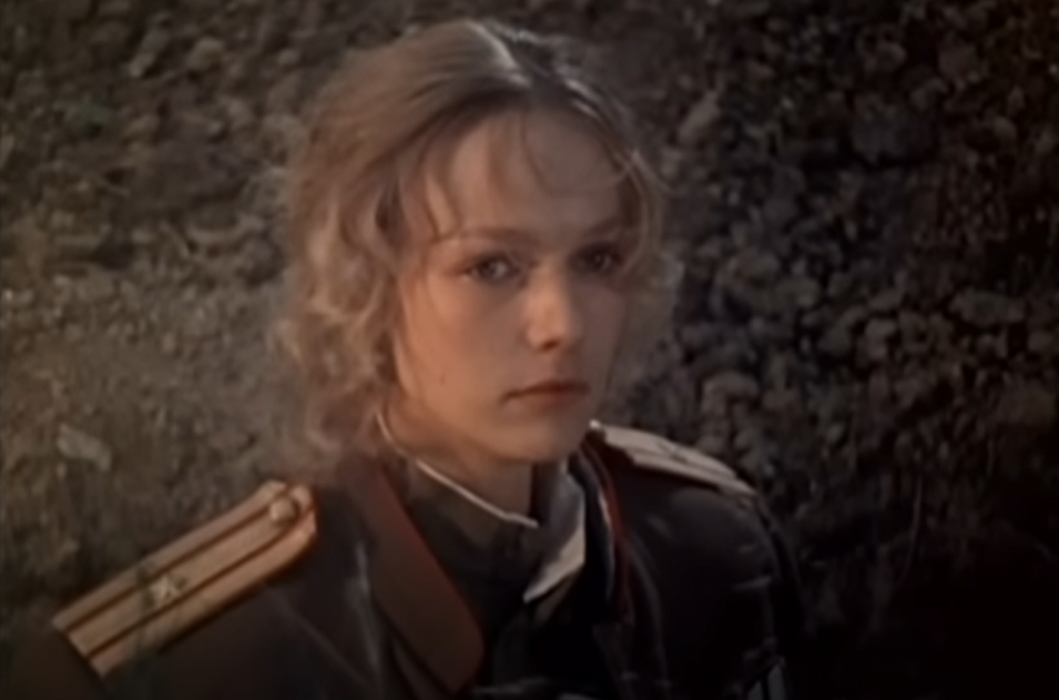 Люба (Наталья Андрейченко), кадр из фильма "Военно-полевой роман" (1983)