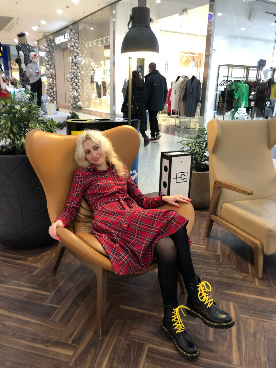 Девушка в кресле