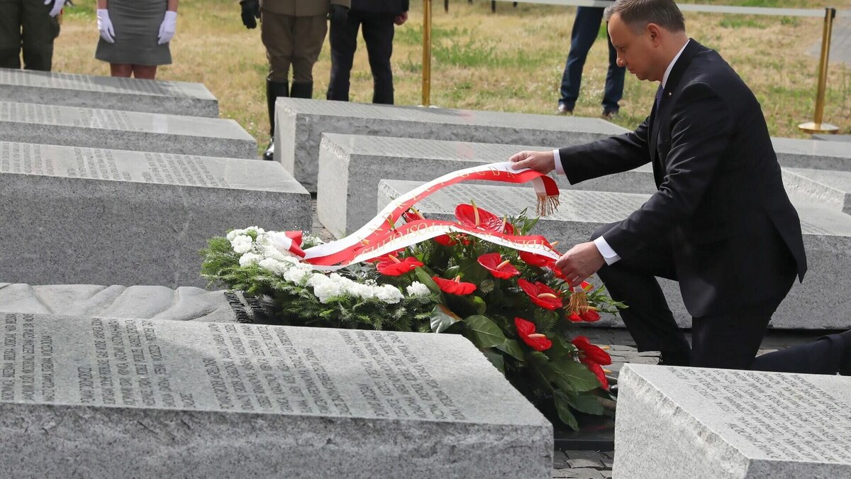     Официальный представитель МИД Польши Лукаш Ясина заявил, что президенту Зеленскому следовало бы извиниться за массовые убийства поляков в 1943-1944 годах на Волыне. В Киеве это посчитали оскорблением, вспыхнула ссора.