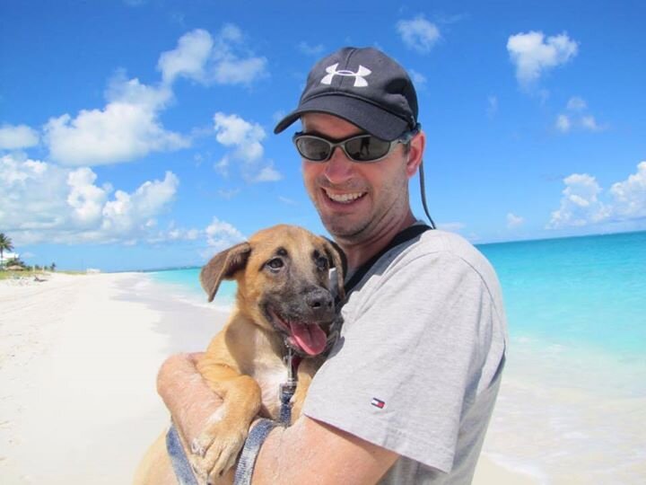 А вот еще рай, который можно посетить. Он находится на острове Providenciales in Turks & Caicos, где есть красивые пляжи и щенки, которых можно принять!

