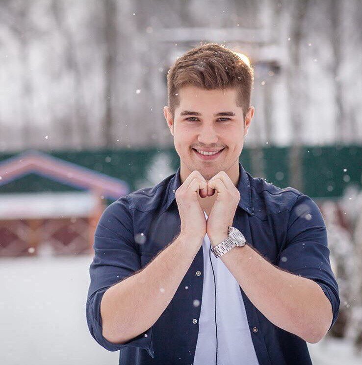 "Роман относится к этому негативно и ему все это очень неприятно. Его напрягает эта ситуация, но высказать ей какие-либо претензии он не может, так как Ольга не его девушка. По крайне мере парень ставит перед собой цель, что по возвращению  телеведущей, он сделает все возможное, чтобы в ее голове                     
         был только он"