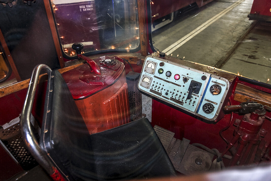 Кабина трамвая. Кабина вагона лм 2000. Лм 57 кабина. Вагон лм-93 кабина. Трамвайные вагоны лм-57