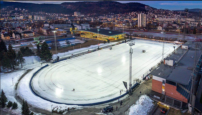 Открытый каток  с искусственным льдом в  г. Драммен. Норвегия