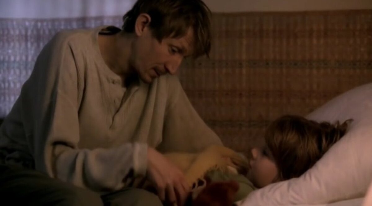 Томаш укладывает сына спать