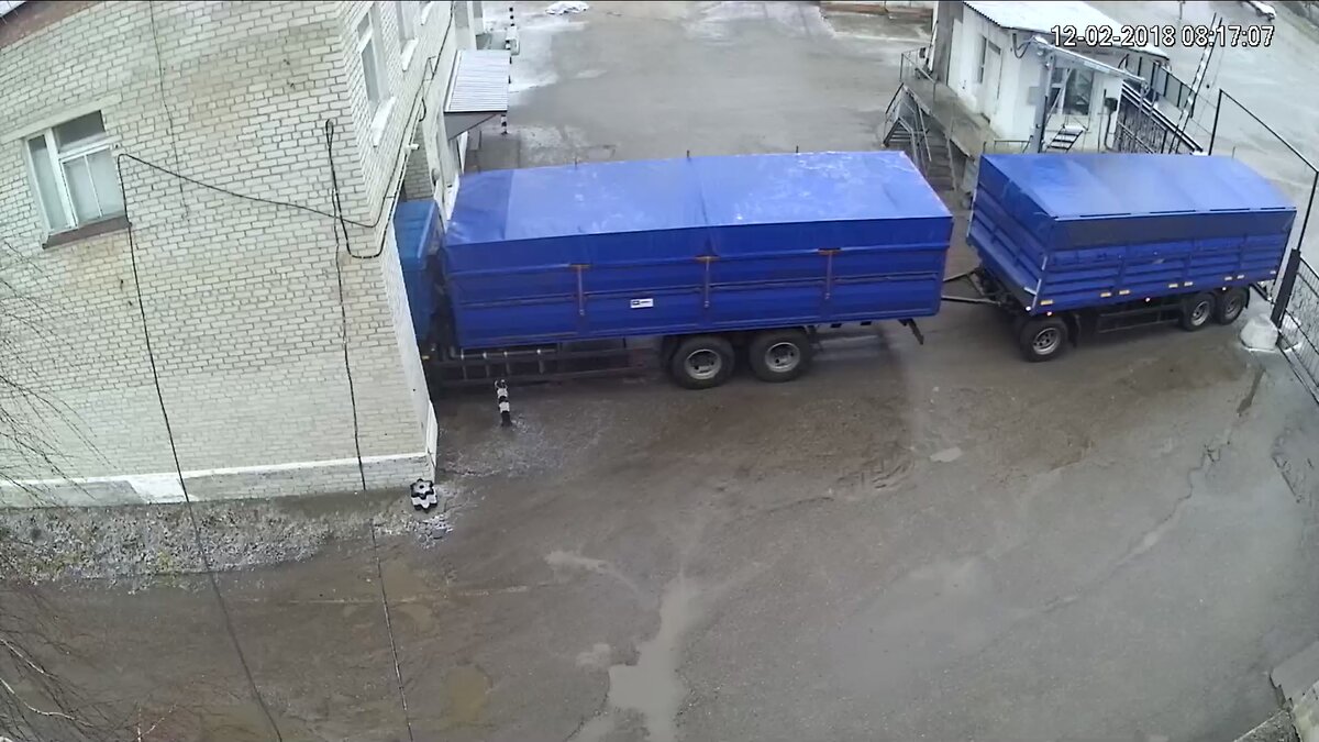 Камера позволяет контролировать груз в кузове при снятых тентах