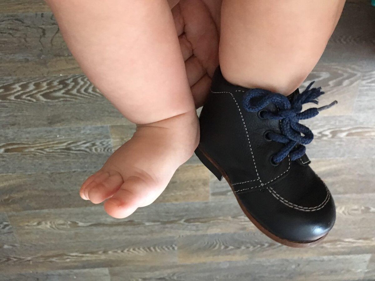 Детская обувь. Дети примеряют обувь. Обувь для малышей. Обувь детская примерка. Лучшая обувь для малышей