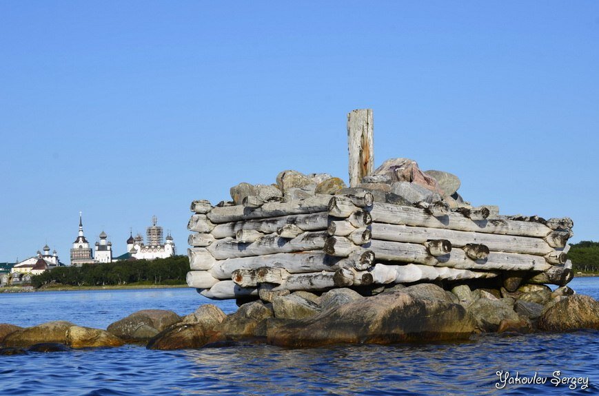  Раньше судоходным был пролив между лудами. Сейчас от этого фарватера сохранились лишь срубы двух бывших монастырских крестов.  