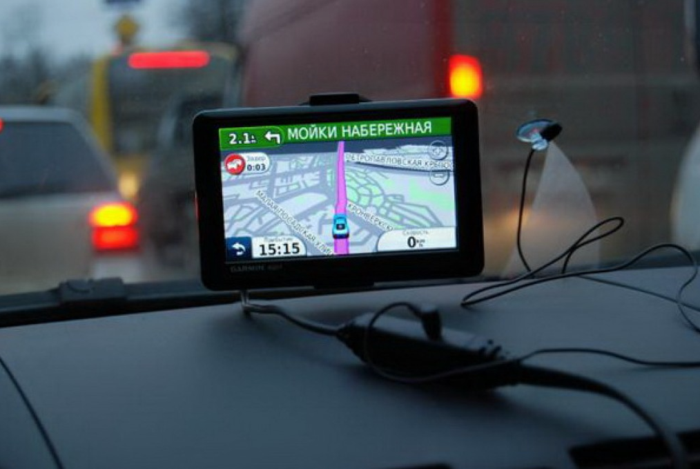 Мобильный навигация. Навигатор в машине. GPS навигатор для машины. Жпс навигатор для автомобиля. GPS датчик в машину для навигатора.