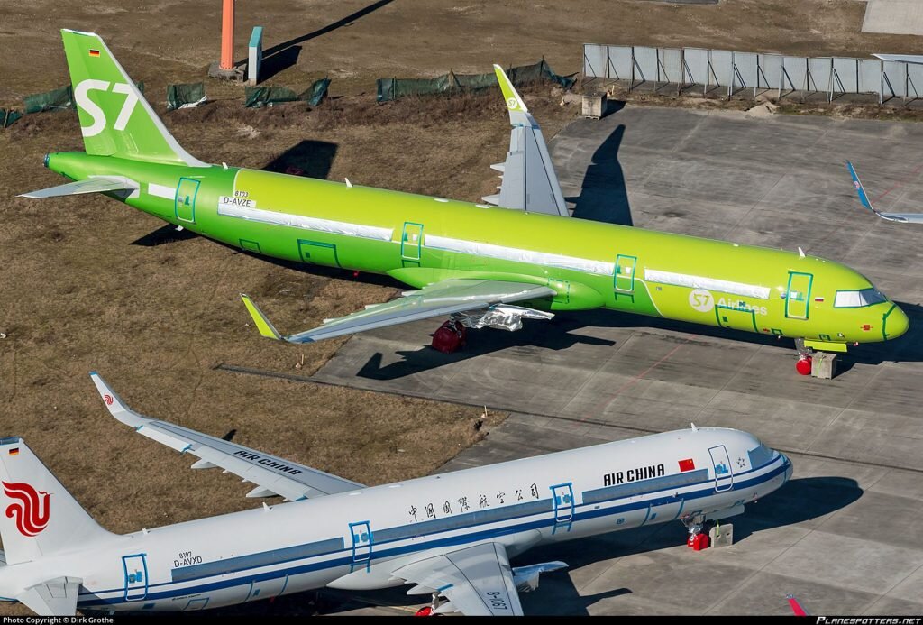 Airbus A321-271N авиакомпаний S7 Airlines и Air China в ожидании двигателей Pratt & Whitney PW1100G-JM: европейский производитель вынужден заполнять стоянки недоделанными самолётами