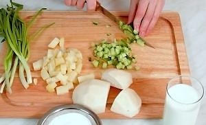 Дав немного остыть ей, очистите от кожуры и нарежьте кубиками размером 1 на 1 см.