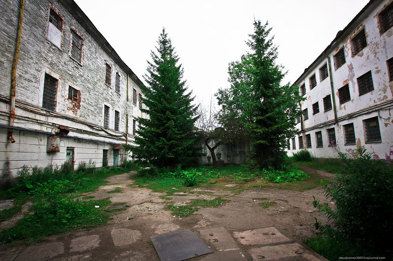 
2. Странный памятник на территории - декоративные вазы на постаменте. Честно говоря, смотрится несколько жутковато. 
