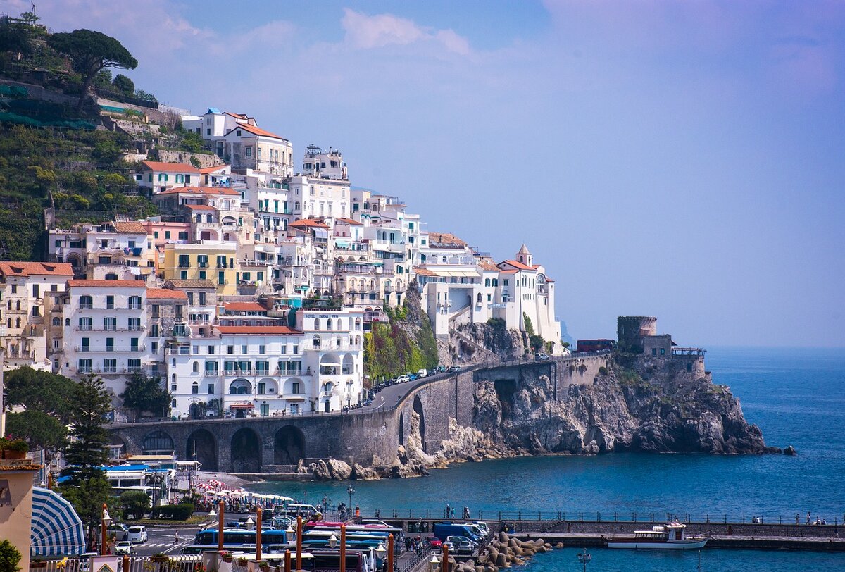 Побережья рима. Побережье Амальфи Италия. Амальфийское побережье (Amalfi Coast), Италия. Неаполь Амальфитанское побережье. Амальфитанское побережье Сорренто.