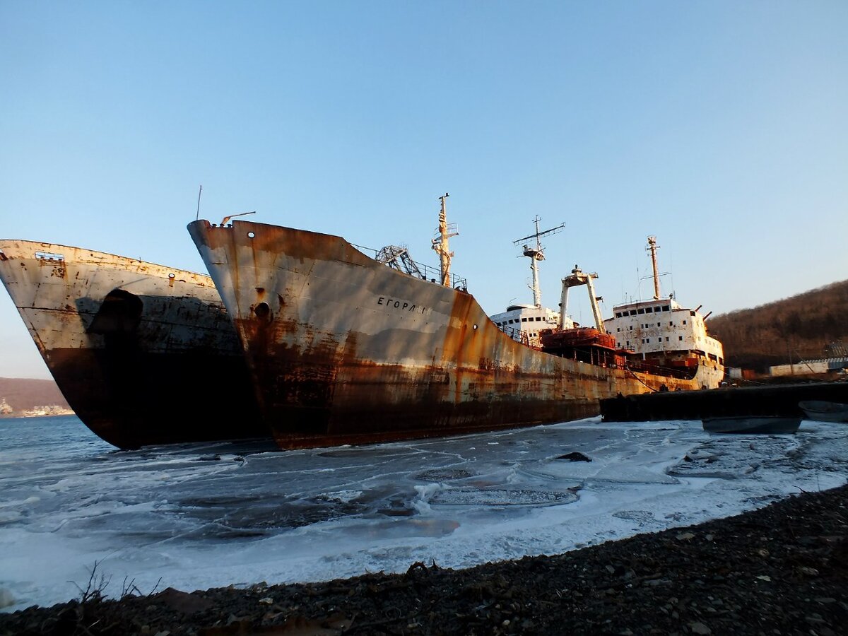 Судна обеспечения-средний морской танкер "Егорлык" и водоналивной танкер "Тагил", заброшенные в 2009 году и намертво застывшие у берега на своём последнем причале.  