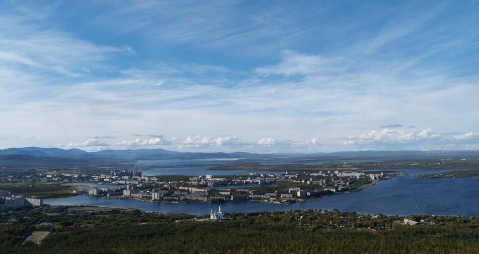 Город мурманск мончегорск. Гора у города мончегорска. Город мончегорск. Памятники мончегорска. Мончегорск мурманская область.