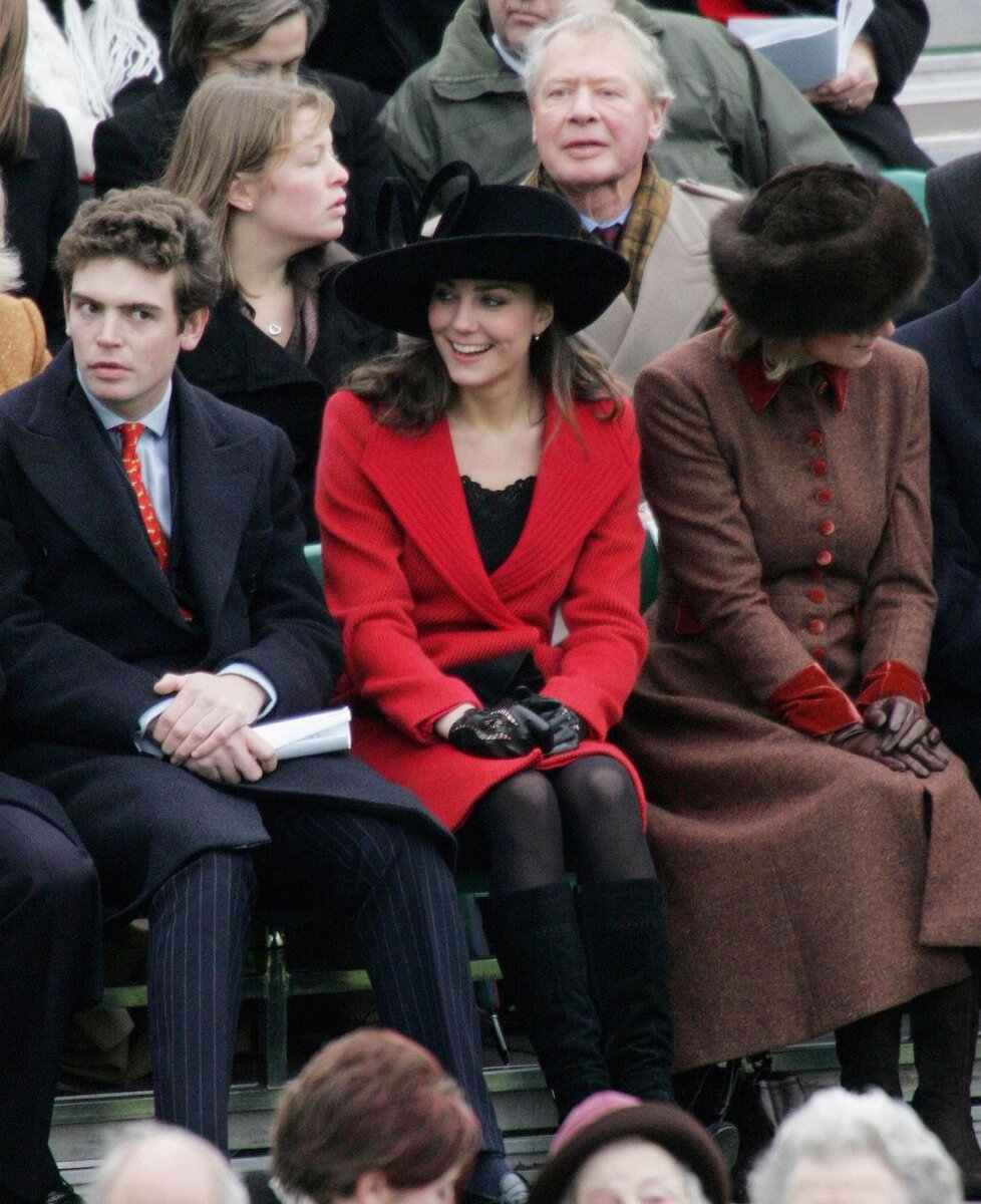   Интересная особенность, которую мы раньше не замечали – известные личности, в нашем случае, члены королевской семьи Британии фотографируются всегда в одной позе (в большинстве случаев).-2