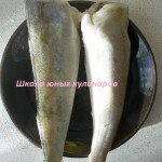 1. Навагу разморозить, помыть и срезать все плавники. Вспороть брюшко и вычистить все внутренности. Проще всего делать эти манипуляции при помощи ножниц, а не при помощи ножа.