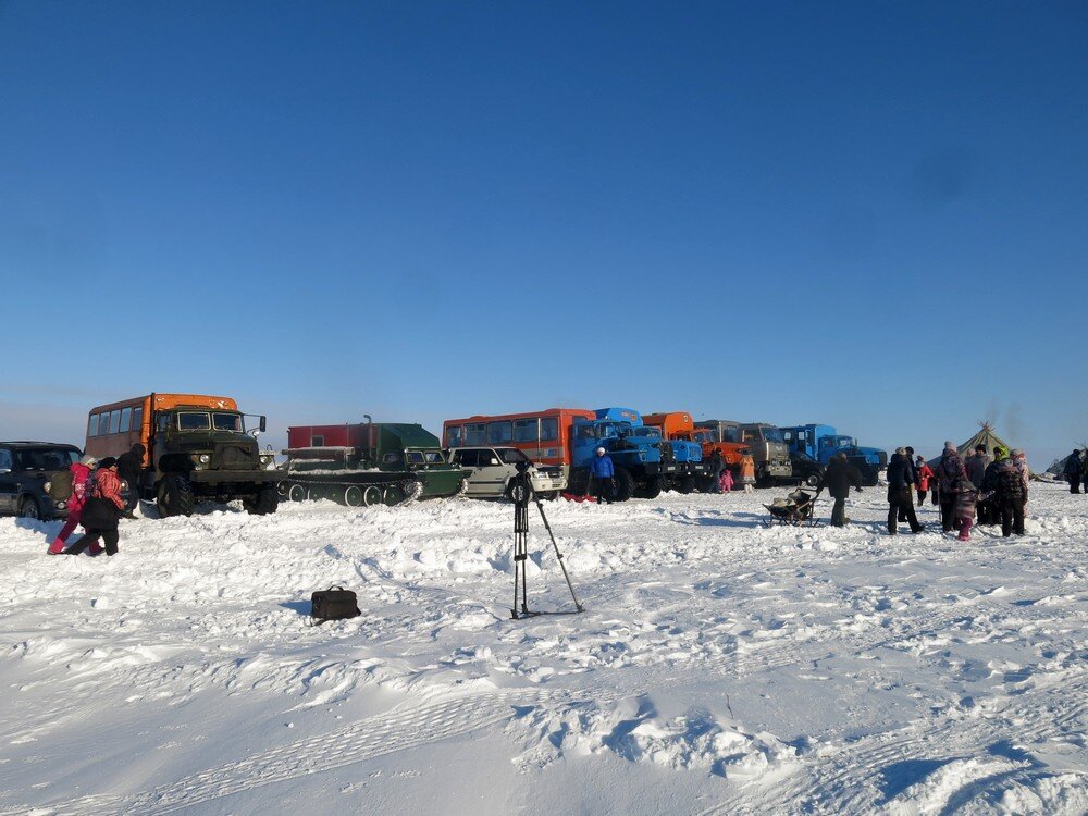 Праздник организовали в двух километрах от с.Амгуэмы. Народ на праздник возили на "Уралах"-вахтовках. Это наверное четвёртая часть техники, на которой приехали на праздник