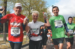 Одна такая знакомая у меня есть - Наталья Козьмова. Несмотря на свой уже немолодой возраст, она на протяжении многих лет принимает участие в  марафонских забегах. В том числе и зарубежных: бежала марафонскую дистанцию в Праге, Стокгольме, Берлине и других городах Европы. В ноябре 2011 года участвовала в марафоне «Ницца – Канны». Как настоящая звезда,   закончила свой пробег на красной дорожке знаменитой набережной Круазетт.  В 2012 году Наталья Козьмова приняла участие в парижском забеге Вместе с 40 тысячами участников забега из 100 стран мира она стартовала у Триумфальной арки, пробежала трусцой по Елисейским полям, набережной Сены. 