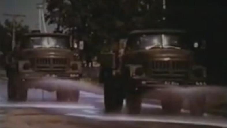 Задачи по дезактивации решали специальные авторазливочные станции – АРСы. Они подъезжали к зараженному объекту и  бойцы в костюмах химзащиты смывали с него радиоактивную пыль специальным дезактивирующим раствором.