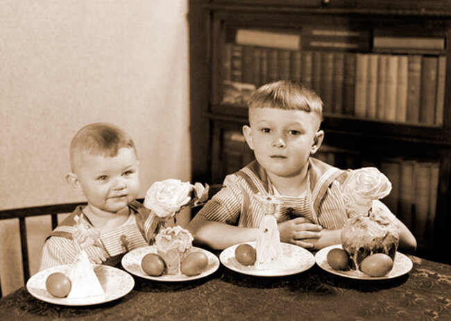 Дети с пасхальными угощениями.