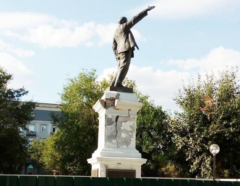 Памятники оренбурга. Памятник Ленину (Оренбург, сквер Ленина). Памятник Ленину в Оренбурге на Советской. Статуя Ленина в Оренбурге. Оренбург памятник Ленан.