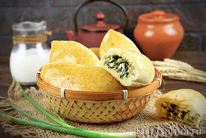 Осваиваем универсальную технологию приготовления пирожков с луком и яйцом в духовке. Замешиваем дрожжевое тесто на кефирно-масляной основе, готовим элементарную начинку всего из двух главных компонентов, оперативно формируем мучные изделия и отправляем в духовку. Получаем аппетитные пирожки с легким ароматом сдобы, нежным яично-луковым миксом и пышным мякишем.