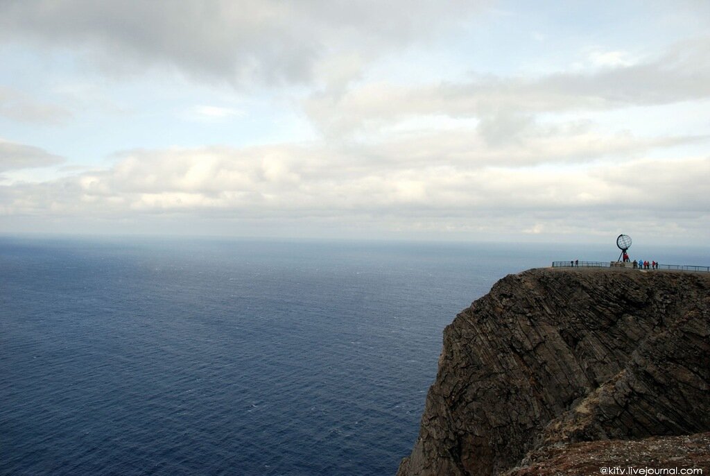  
Нордкап - это знаменитый мыс на севере Норвегии. Всего-то 308 метров в высоту над уровнем моря, ровное как стол плато - привлекает внимание многочисленных туристов и ценителей северной суровой природы со всех концов Света. В Европе принято считать Нордкап (Nordkapp) самым северным мысом Европейского континента! Действительно - находится у обрыва, глядя вдаль, в бесконечные воды Северного Ледовитого океана, отождествляя свое местоположение как на краю земли -  должен признаться,  волнующее мероприятие!   
