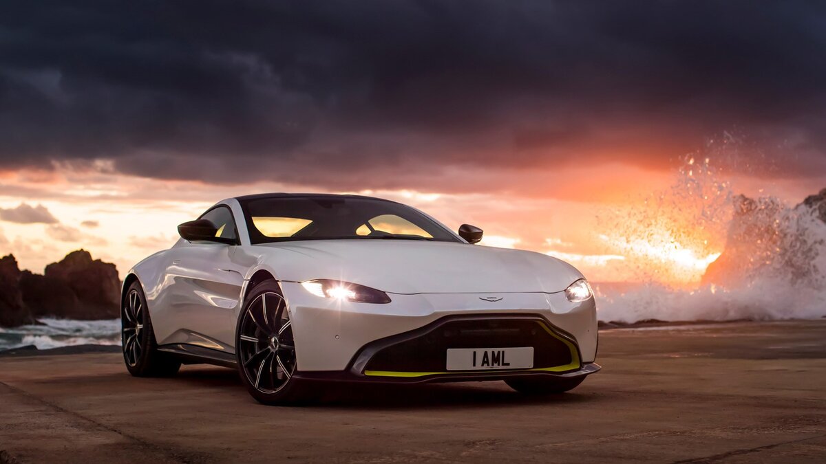 Вы смотрите на совершенно новый Aston Martin Vantage, самый дешевый, самый проворный автомобиль, который в настоящее время продает бренд. Мы провели много времени с этим автомобилем, мы вытащили его в прототипную форму в Финляндии, на международном старте в Португалии, - и теперь у нас также появился новый Vantage на дорогах Великобритании. 
Итак, каков первый полностью новый Aston Martin Vantage серийный автомобиль за 13 лет, и стоит ли покупать? Это вопрос в размере 120 900 долларов, который мы собираемся ответить за вас. Продолжайте читать полный обзор CAR нового Aston Martin Vantage.