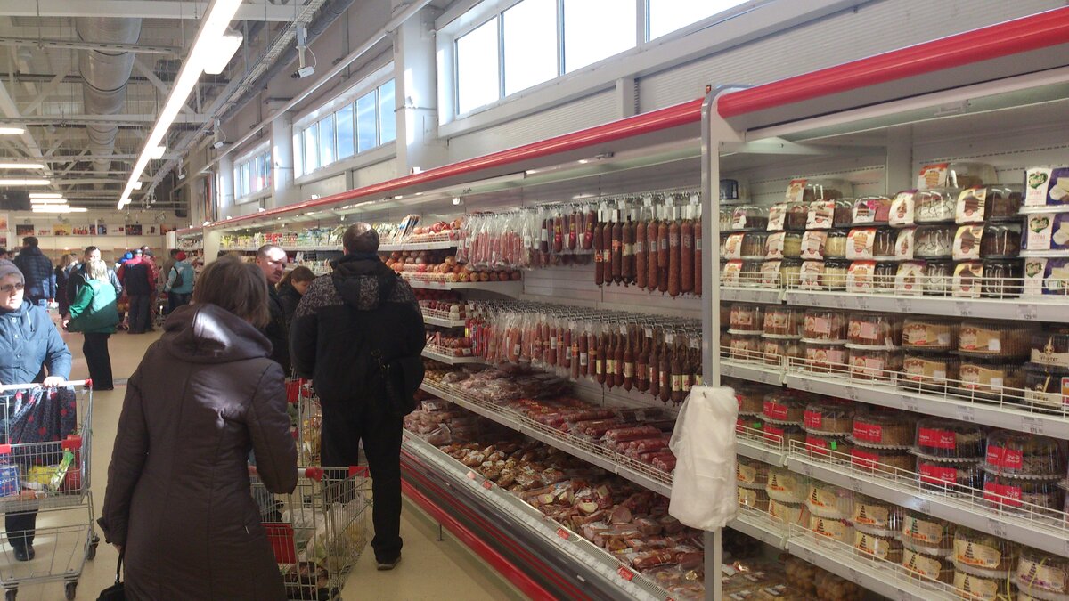 Мясо, рыба, скоропортящиеся овощи, хлебобулочные изделия с начинкой в виде джема и это далеко не весь список продуктов, которые Магнит покупает у поставщиков с целью сэкономить на своих покупателях. Мы приведем список из 5 продуктов питания, которые лучше не покупать в магазине Магнит, так как после проверки было подтверждено, что 70% поставщиков не имеют необходимой лицензии на поставку продукции. 