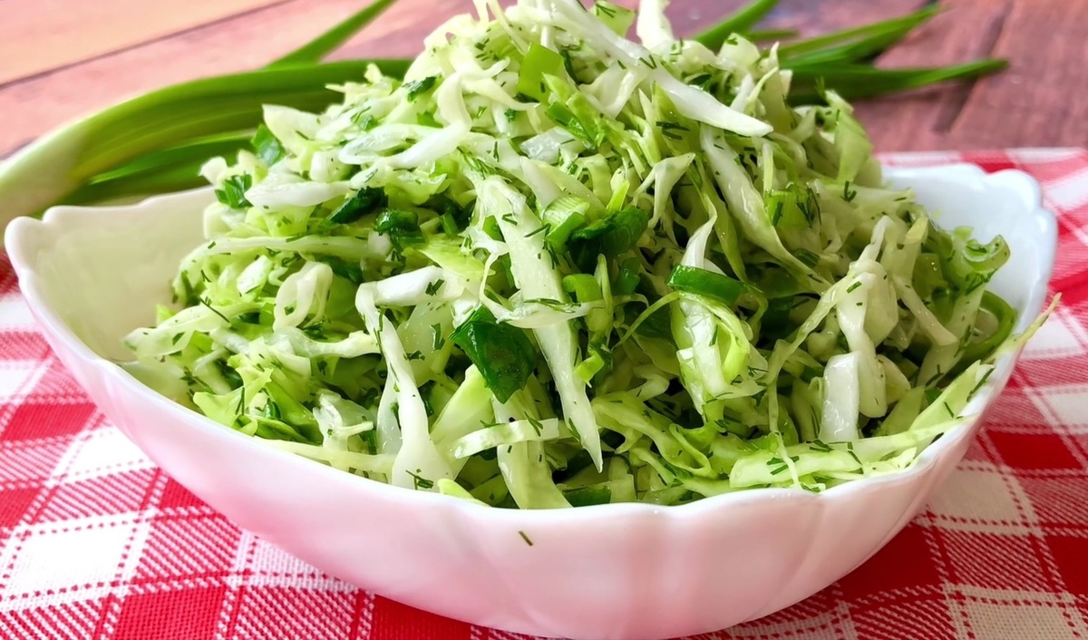 Сегодня я расскажу вам про очень легкий и вкусный салат из капусты. ОН очень легкий и полезный. Но главная его фишка заключается в заправке. Она получается просто потрясающей!