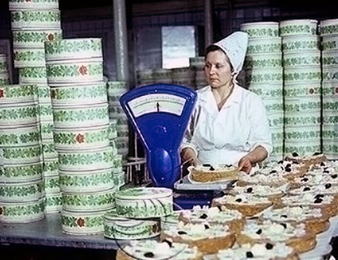 Бойкая торговля «Киевскими» тортами. Они не залеживались на прилавках.