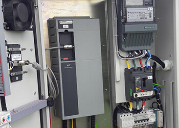 Разработанные инженерами «Данфосс» алгоритмы полностью автоматизируют работу оборудования и обеспечивают удаленный контроль и регулирование. Оператор получает информацию о состоянии системы и сигналы о нештатных ситуациях в режиме реального времени. Решение полностью устраняет проблему традиционных схем управления насосами и обеспечивает их непрерывную эксплуатацию в энергосберегающем режиме. Ограничения по нагрузке и плавный запуск, характерные для частотно-регулируемых приводов Danfoss Drives, снижают механическую нагрузку и, как следствие, увеличивают срок службы всех компонентов по сравнению с применением стандартного контроллера.