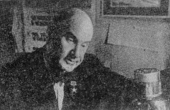  Рис. 1. Дома за работой. Автору 62 года.
 