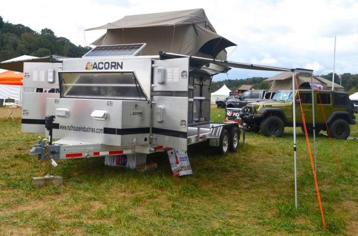 По сравнению с Toy Hauler 610, на котором можно возить квадроцикл, прицеп Acorn имеет большие габариты и может перевозить полноразмерный автомобиль: например, если вы хотите добраться до бездорожья, а там уже покататься на «нормальном» полном приводе. 