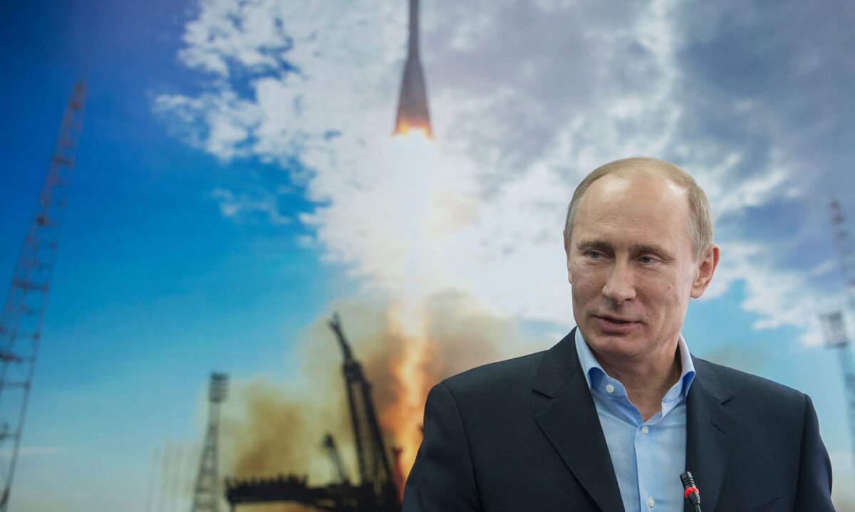 На фото: Президент РФ В.Путин на фоне запуска ракеты в космос.