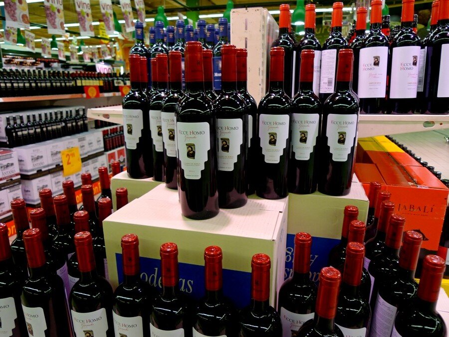Вино св. Испанские вина. Винный магазин в Испании. Виноделие в Испании. Испанский магазин вина.