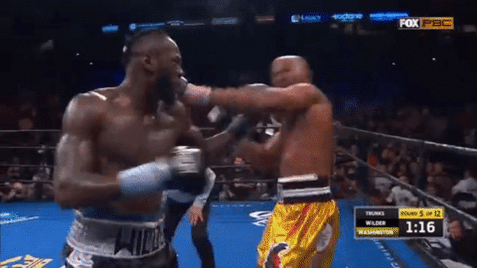 Деонтей Уайлдер демонстрирует технику исполнения размашистого свинга.