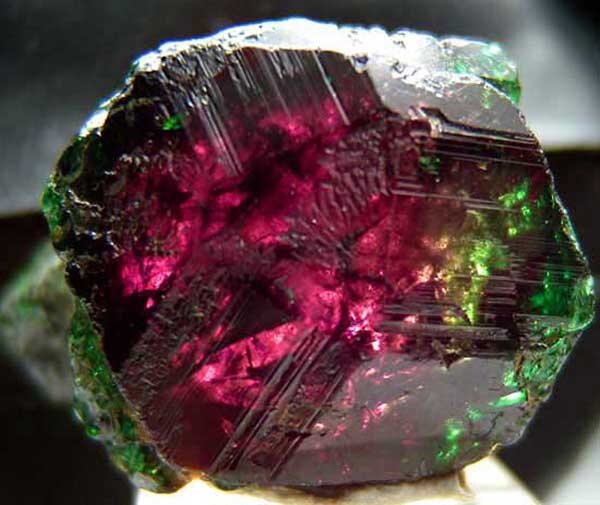 Александрит кристалл , фото с сайта http://birthstones.today/alexandrite-the-change-of-your-life